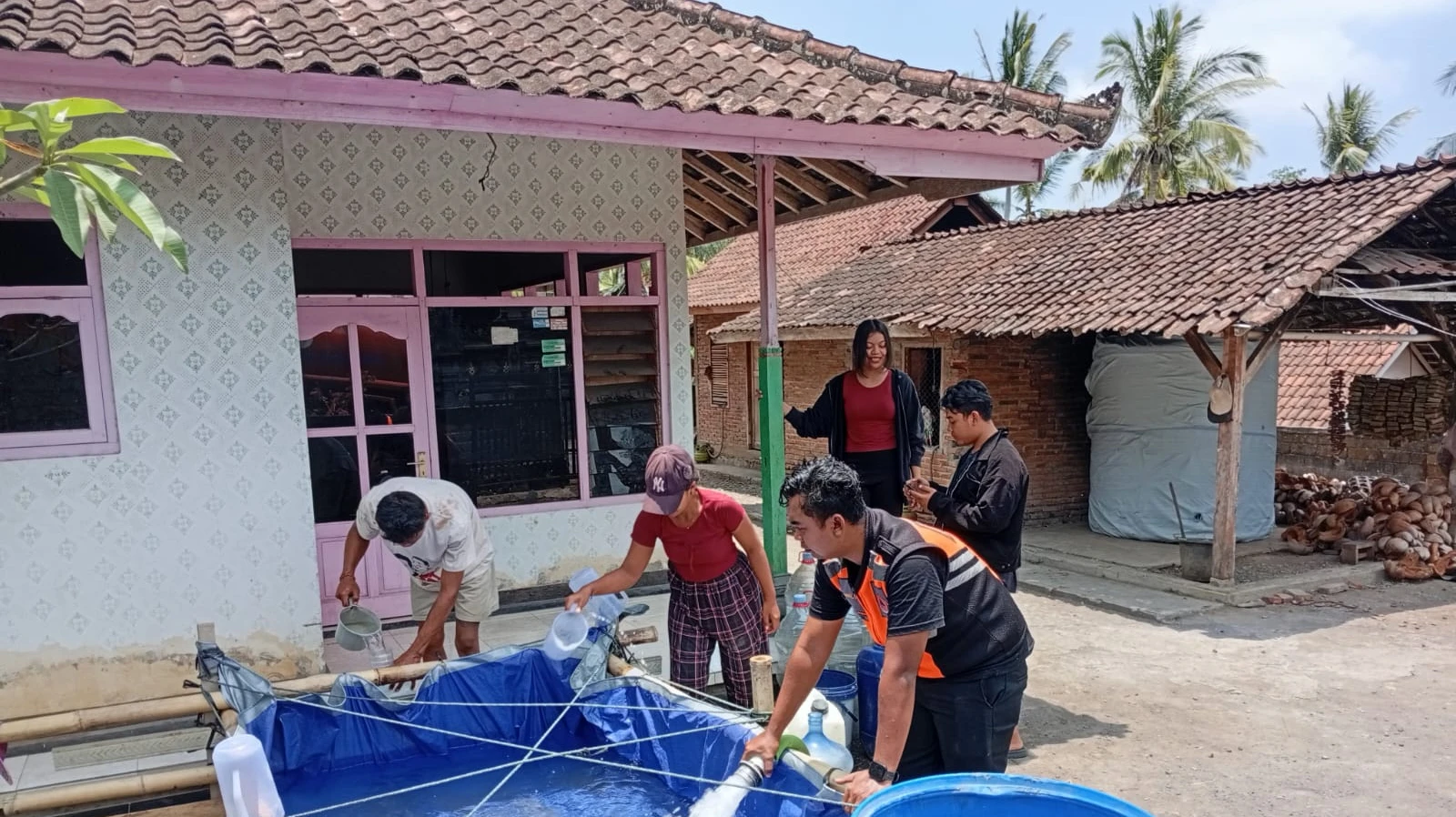 BPBD Jembrana Salurkan 5.000 Liter Air Bersih untuk 30 KK Terdampak Kekeringan di Desa Berangbang